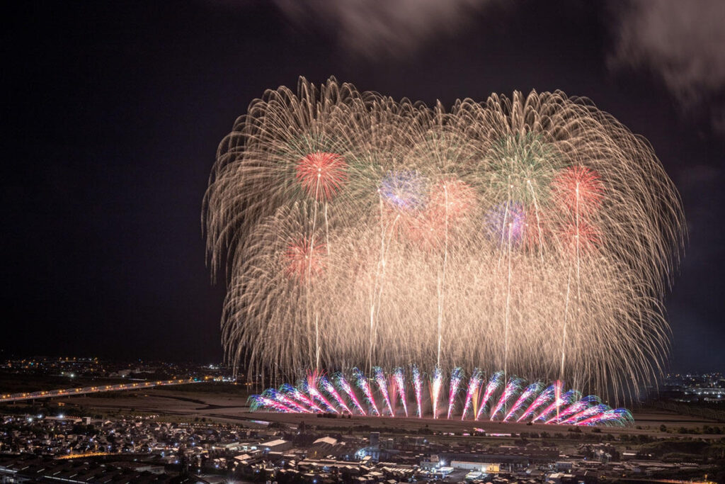 【2025】第38回大井川大花火大会が本日開催！一万発の花火を打ち上げ | 夜景FANマガジン