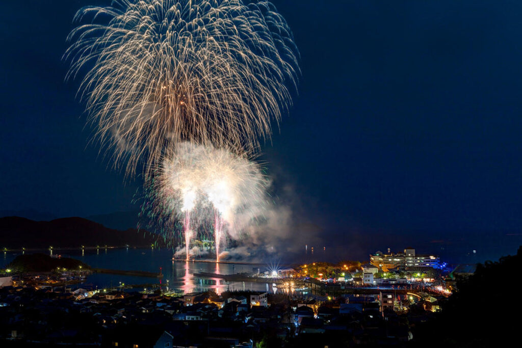 【2025】周防大島花火大会が本日開催！四千発の花火が夜空を彩る | 夜景FANマガジン