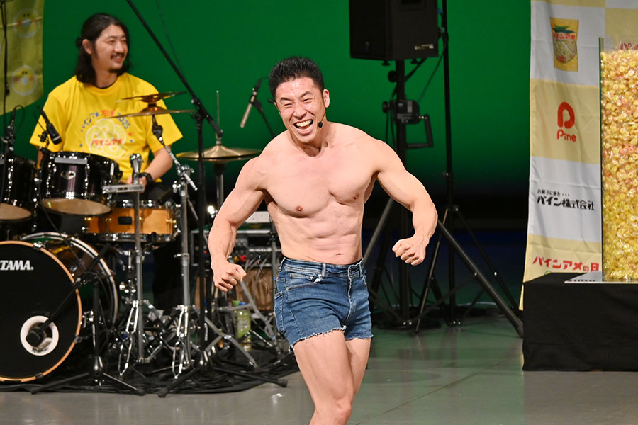 きんに君、生バンドの『イッツ・マイ・ライフ』で登場「ヤー!」 | Lmaga.jp きんに君、生バンドの『イッツ・マイ・ライフ』で登場「ヤー!」 | Lmaga.jp