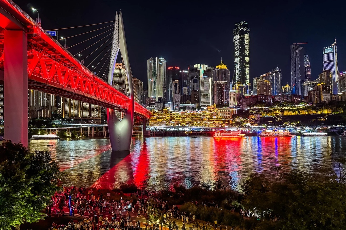 ライトアップされた千厮門大橋/Cheng Xin/Getty Images