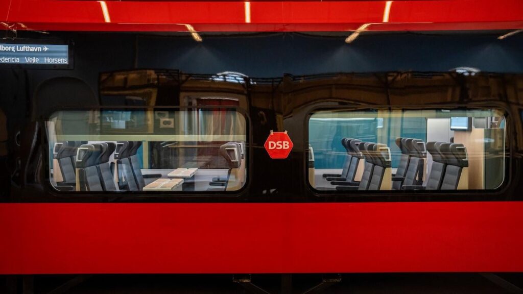 暑い夏の日に、DSBは新しい列車の温度を「30度以下」に保証します。