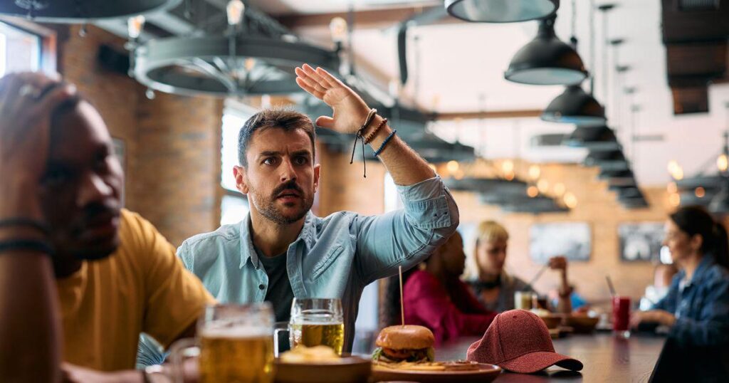 飲酒者は、バーでパイントを購入するために4％を超える「サービス料金」を激怒させ、「F ***がすぐに」と言う