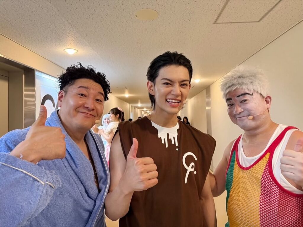 「笑顔がはじける！」佐野勇斗、チョコプラと舞台裏で豪華ショット公開 | 話題の投稿 | スポーツブル (スポブル)