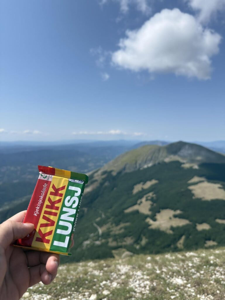 故郷（イタリア）でのハイキングのために私と一緒にkvikk lunsjを連れて行きました、私の友達は皆それを愛していました