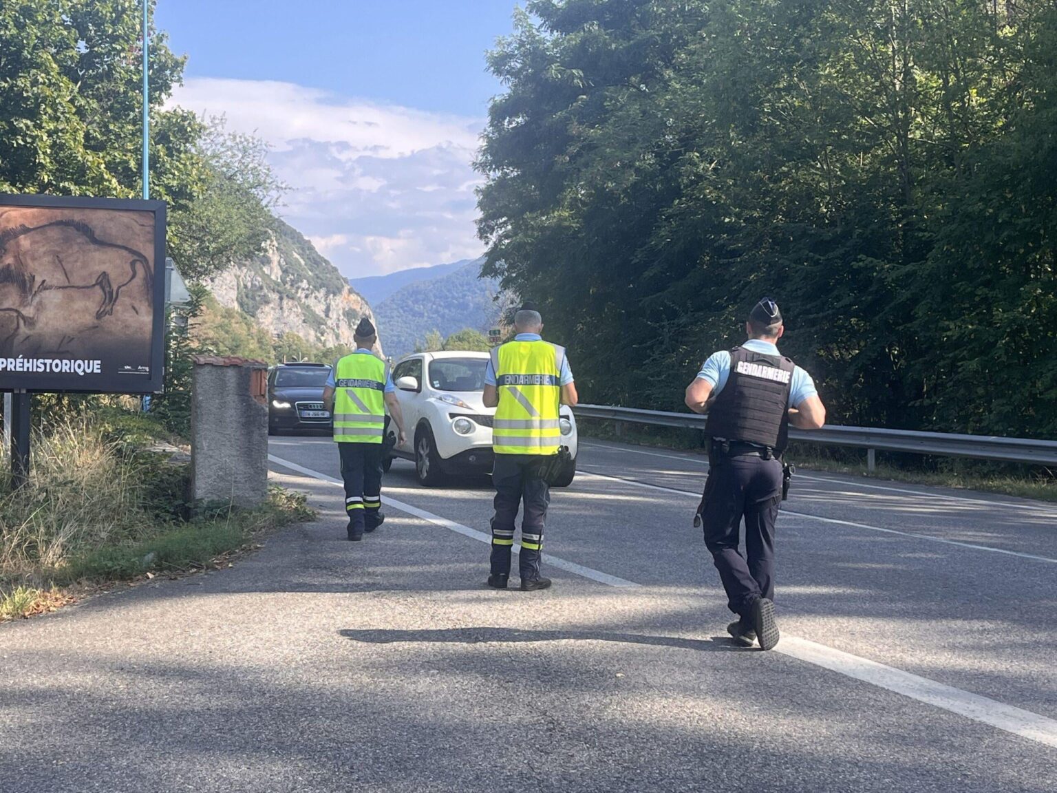 フランスは、50 km/hを超える速度がアルコールと薬物の押収で拘留され、陽性になると警告しています