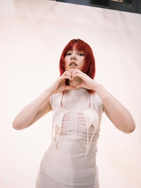 鮮やかな赤髪で話題！のん、ニットドレス姿のオフショット公開で新境地を披露 | 話題の投稿 | スポーツブル (スポブル)