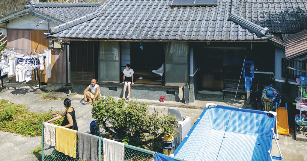 和歌山が理想の移住先に…紀州備長炭づくりで営む、山の中での仕事と暮らし（FRaU編集部） | FRaU the Earth