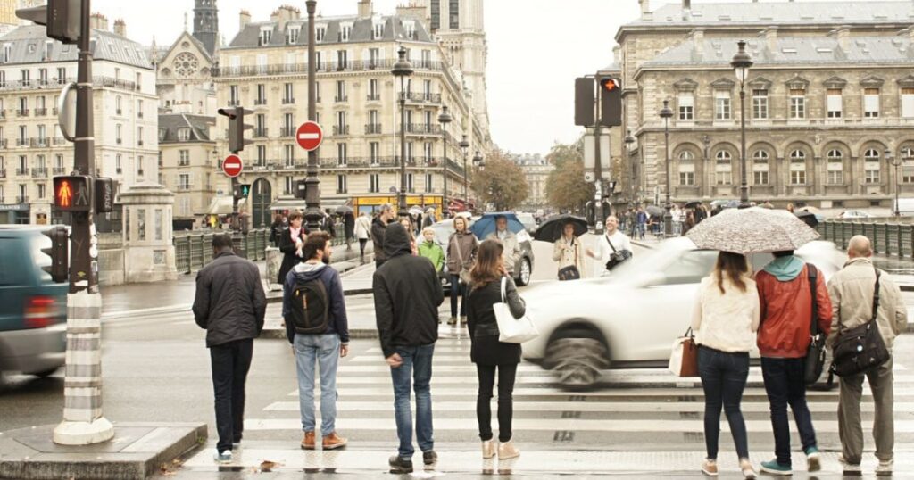 「フランス人は雨の日に傘をささない」は本当？ パリで見た「雨の日」のリアル（松永 麻衣子） | FRaU