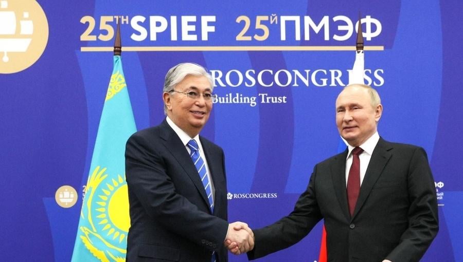 カザフスタンは、一人当たりGDPのためにロシアより先に引っ張っています