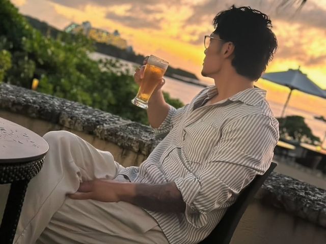 夕焼けの染まる沖縄の海を見ながら乾杯！元ボクサー・飯田将成 優雅すぎる最新ショットを披露！ | 話題の投稿 | スポーツブル (スポブル)