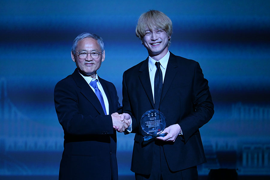 坂口健太郎、万博に金髪×黒スーツで登場…韓国観光名誉広報大使に | Lmaga.jp