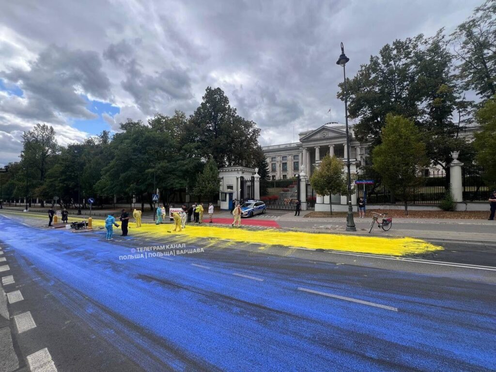 今日、ウクライナの独立記念日、ロシア大使館の前の道路は青と黄色に描かれています