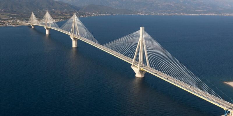 2004年7月8日：Rio -Antirio Bridgeが発足しています