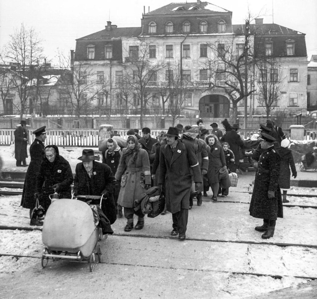 チェコスロバキアからの民族ドイツ人の戦後国外追放の写真。彼らはドイツ語を意味する「němec」を表す服に「n」を着用しています。 （1946年1月）（1280x1206）
