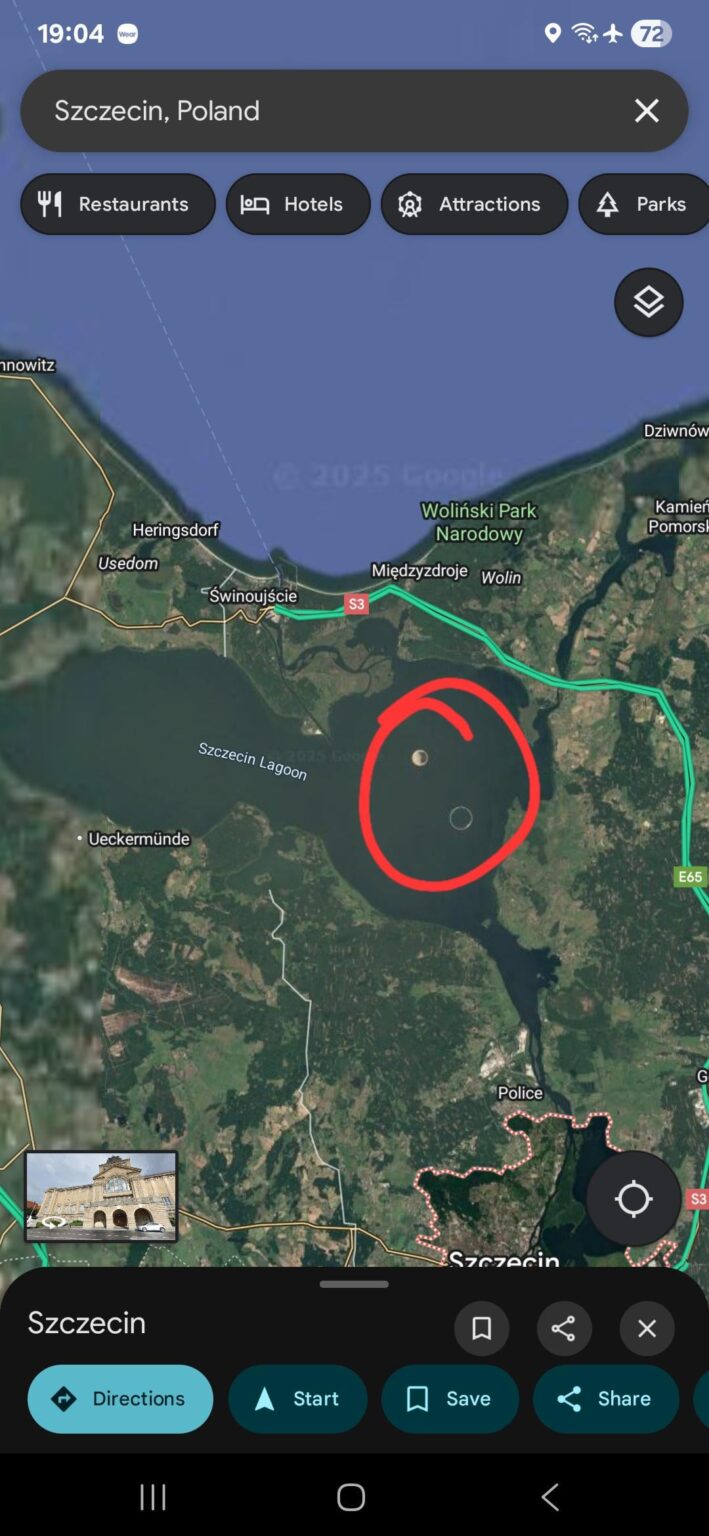 Szczecin Lagoonの上を飛んでいます。これらの完璧なサークルは何ですか？ Google Earthにズームインすると、何もなかったときに古い写真に戻ります。