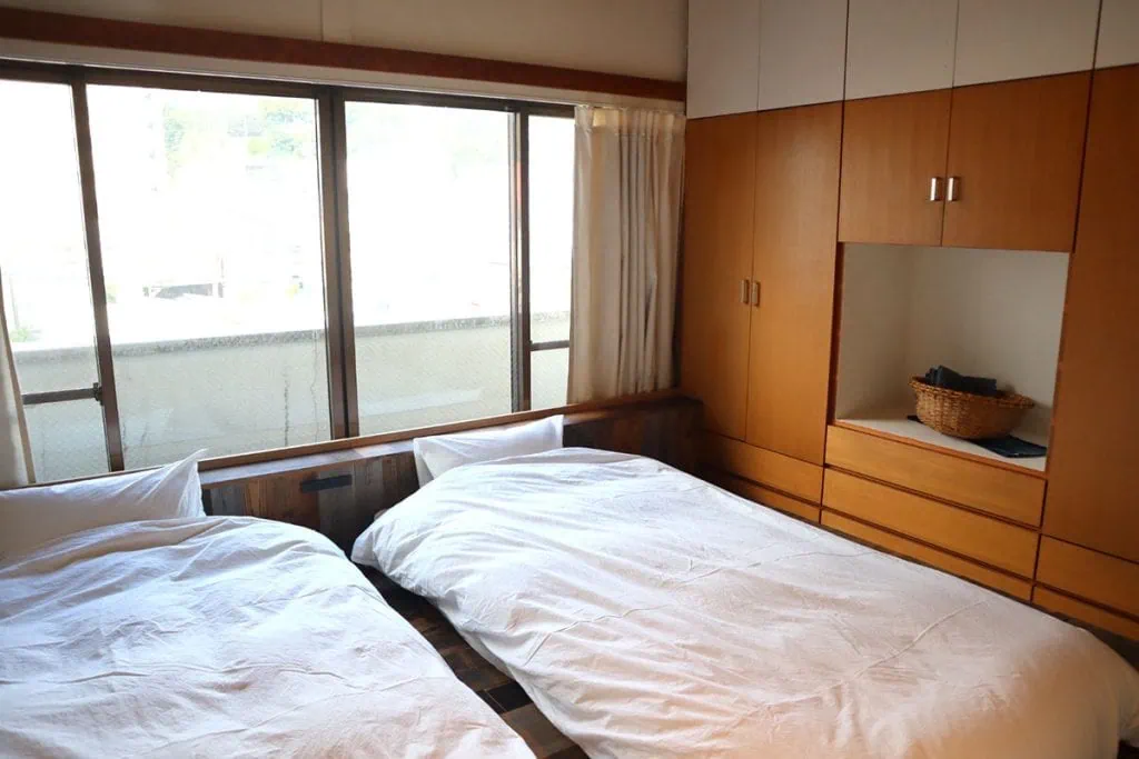 長野・上諏訪の宿「mitaya micro hotel」のツインベッドルーム