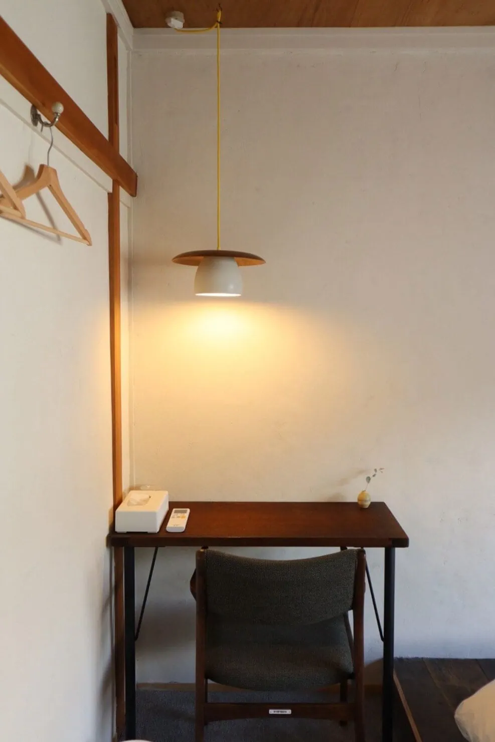 長野・上諏訪の宿「mitaya micro hotel」のツインベッドルームのデスク