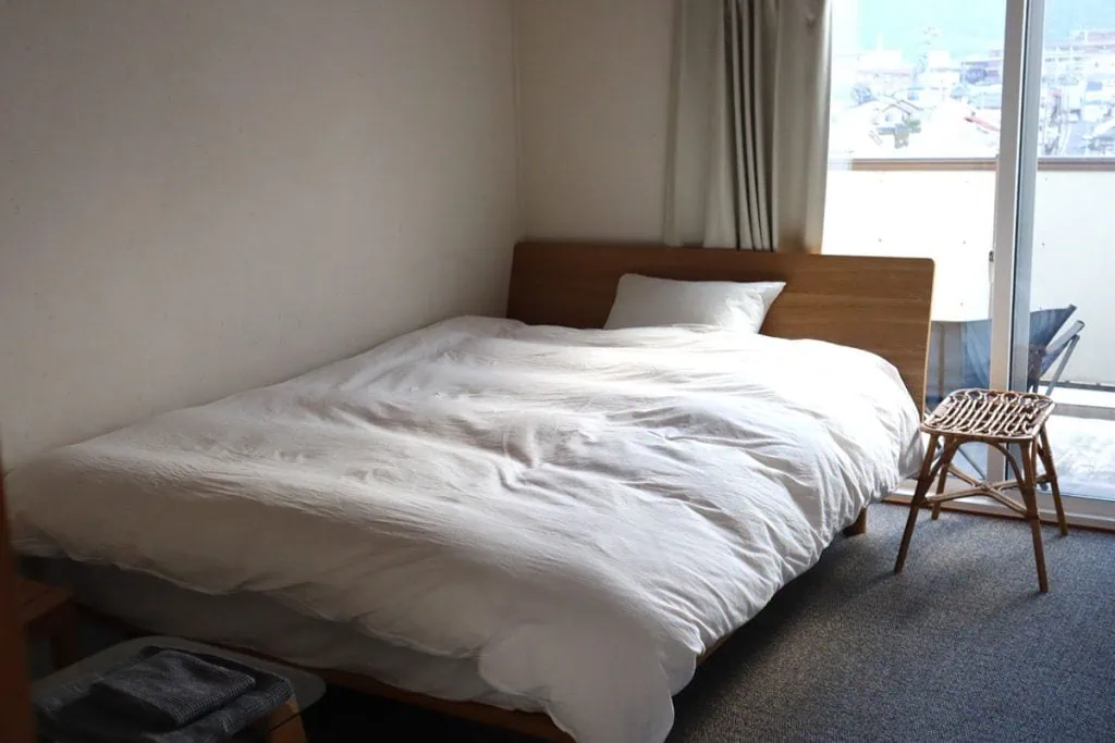 長野・上諏訪の宿「mitaya micro hotel」のダブルベッドルーム