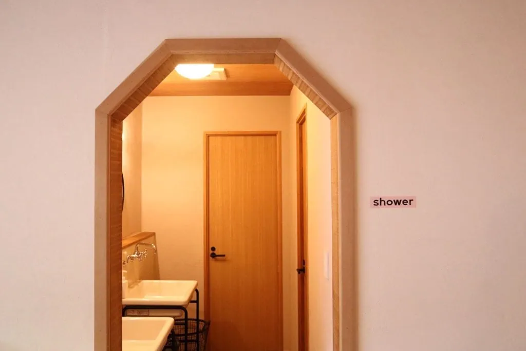 長野・上諏訪の宿「mitaya micro hotel」のシャワー室