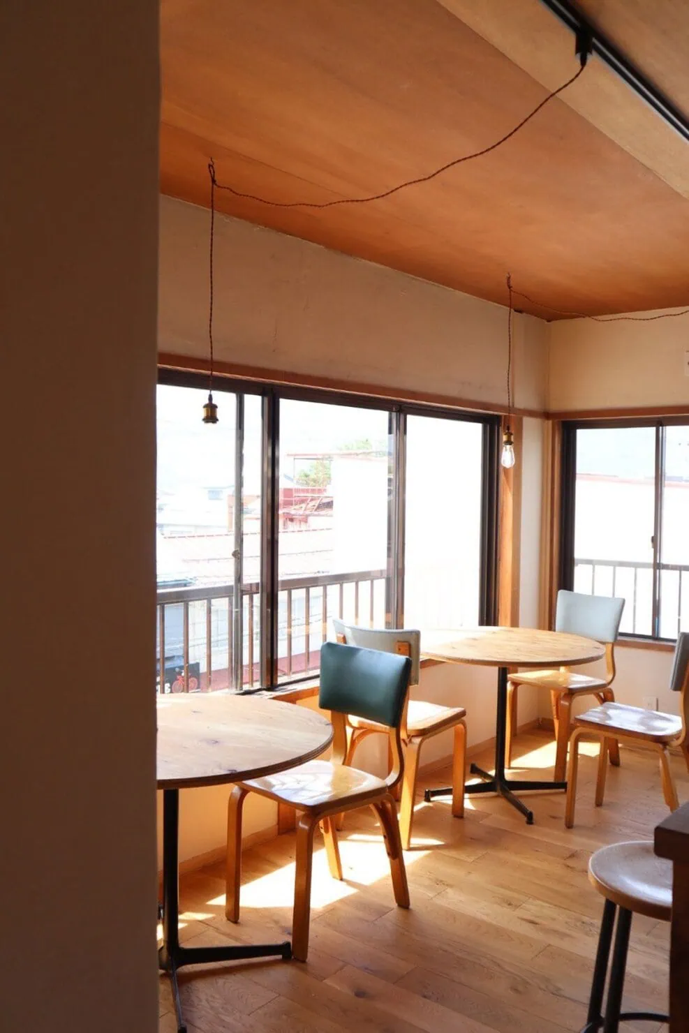 長野・上諏訪の宿「mitaya micro hotel」のダイニングスペース