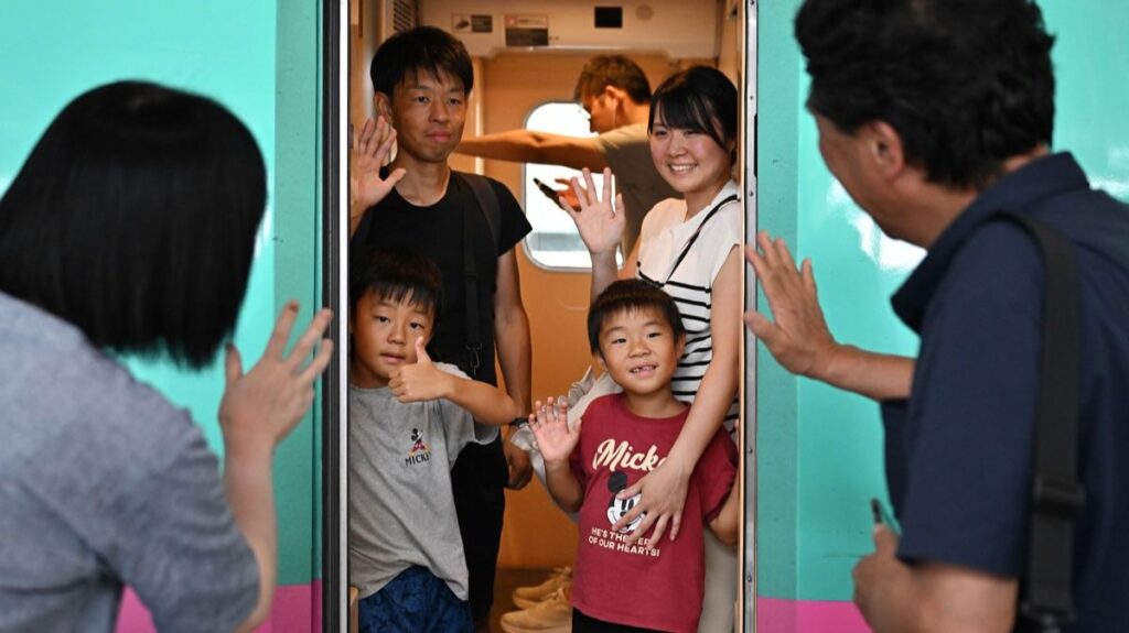 「またね」夏の岩手に別れ 県内Ｕターンラッシュ、盛岡駅は混雑 - 岩手日報
