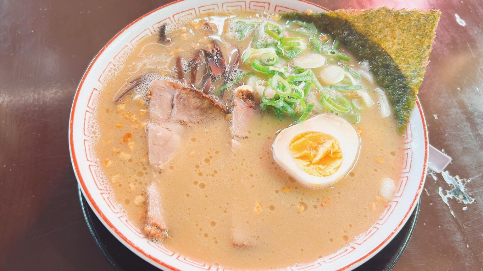【いなべ市】博多からの直送麺を使用する本格派豚骨ラーメン！コクがあるのにあっさりスープがおいしい！（ともろん） - エキスパート - Yahoo!ニュース
