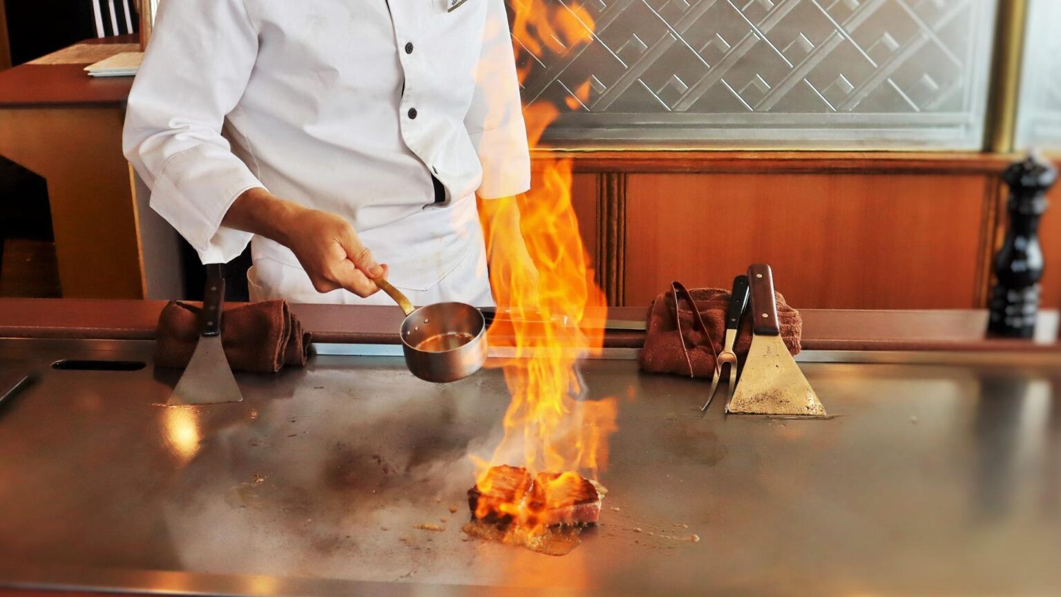 【大阪/堺】希少ブランド牛も登場！全席カウンターの本格鉄板焼きが期間限定の特別価格で味わえる（旅人間） - エキスパート - Yahoo!ニュース