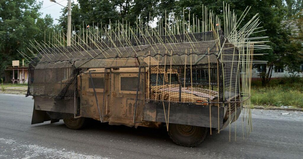 ウクライナの兵士は、ロシアのドローンを守るためにスパイクで「マッドマックス」トラックを建設します