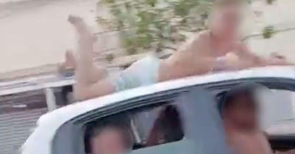 乗客が車の屋根に乗っているのを捕まえた後に罰金を科されたドライバーと乗客