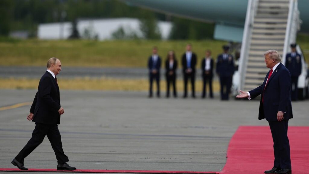 トランプはウクライナ戦争を終わらせるための取引に到達しなかった後、プーチン大統領と一緒にアラスカサミットを去ります。