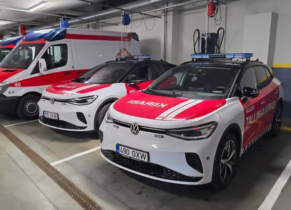 タリンの新しい医師と救急車のフィールドドライバー（電気）車