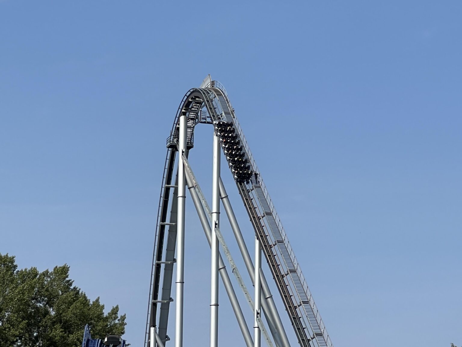Europa Park-乗客と一緒にドロップの直前に立ち往生しているシルバースター。 （15:15-26/08/25）
