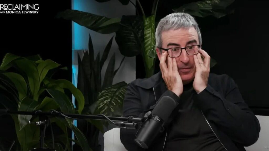 ジョン・オリバーは、モニカ・ルウィンスキーの「先週の今夜」のインタビューを「大規模な信頼行為」として覚えて涙を流します