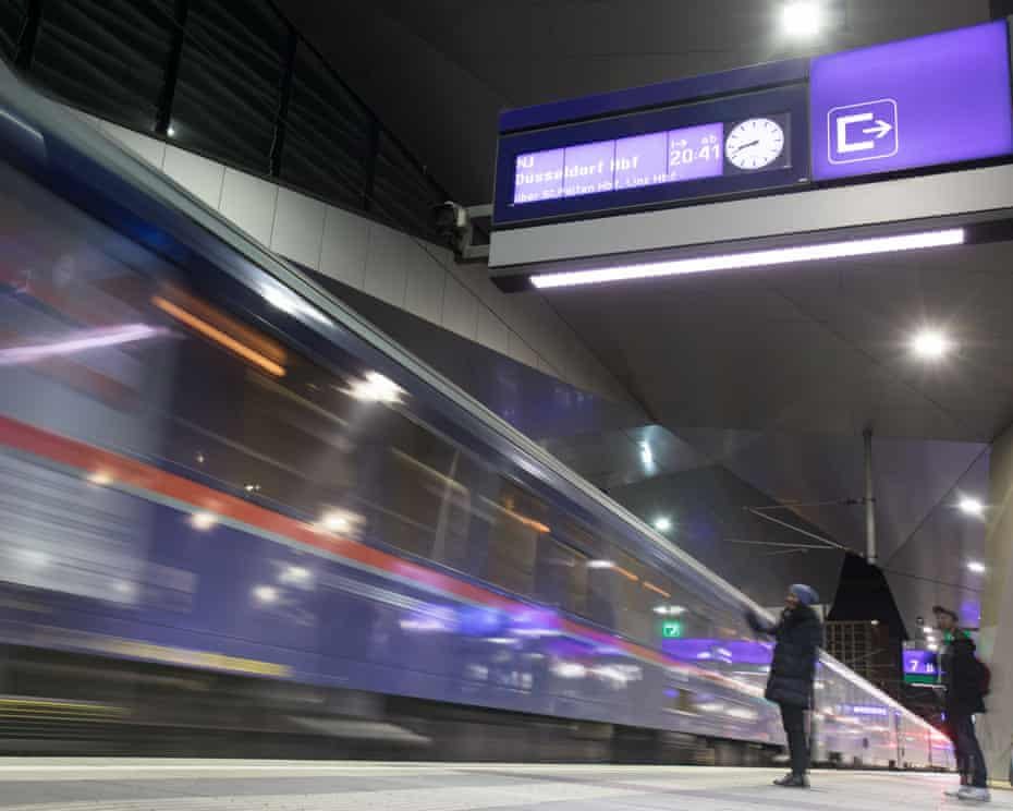 男は、タバコを食べに降りた後、オーストリアの高速列車にしがみついた後に生き残ります
