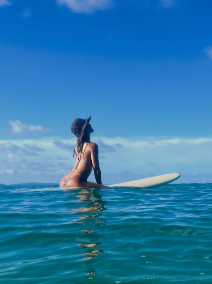 ビキニ美女サーファー、オーストラリアの青空と海に溶け込む絶景ショット！ | 話題の投稿 | スポーツブル (スポブル)