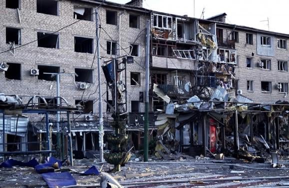 複数のストライキがZaporizhzhiaに襲われ、都市全体の産業用地や住宅の建物に損害を与えます