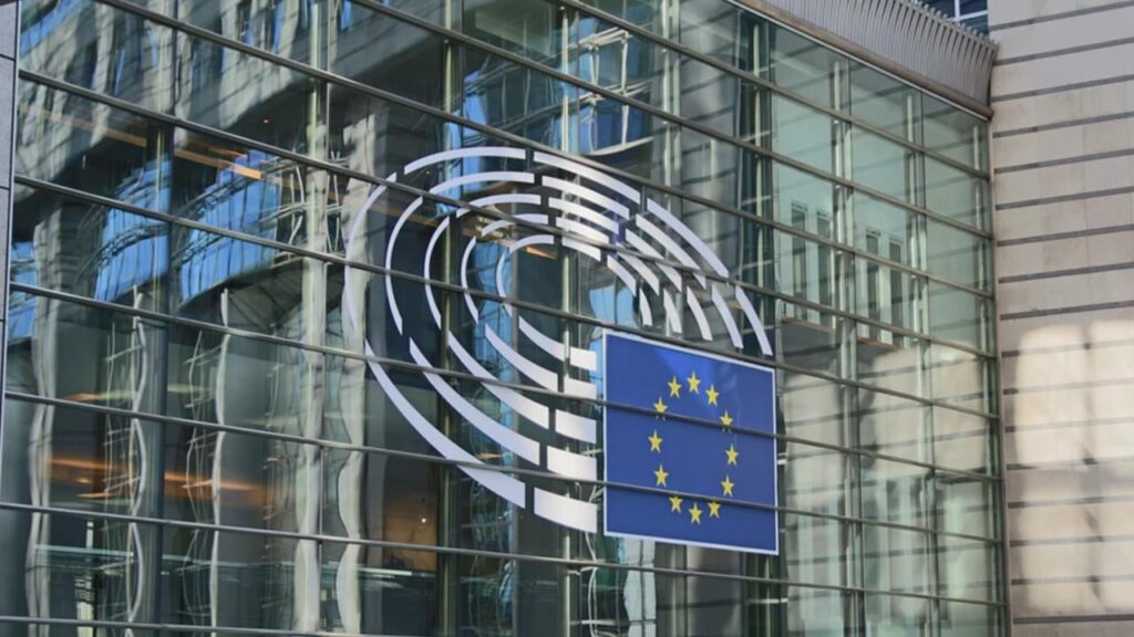 「政治的脅迫」 -  EU議会は、あなたのプライベートチャットの新しい強制スキャンを求めています