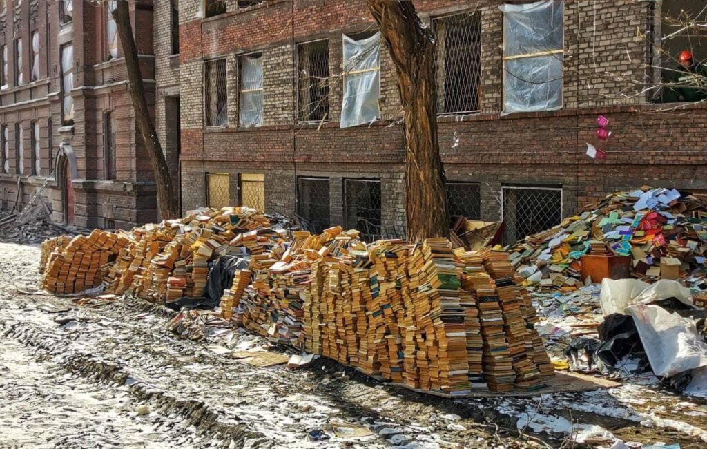 ロシアの占領者は、マリポルのプラヤゾフスク大学図書館からウクライナの本を捨て、破壊の準備をしています。情報源はマリポール市議会です