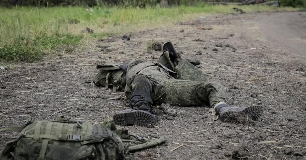 彼の昇進のために彼の部下を殺すと脅したロシアの将校...彼の部下に殺された