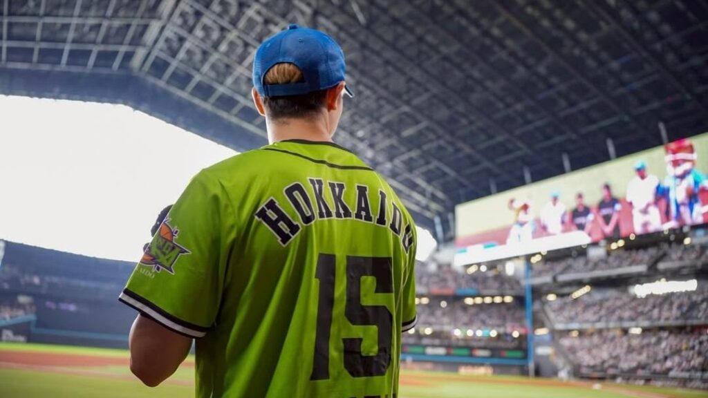 レバンガ北海道・島谷怜、エスコンのマウンドへ　夢の始球式で見せた笑顔 | 話題の投稿 | スポーツブル (スポブル)