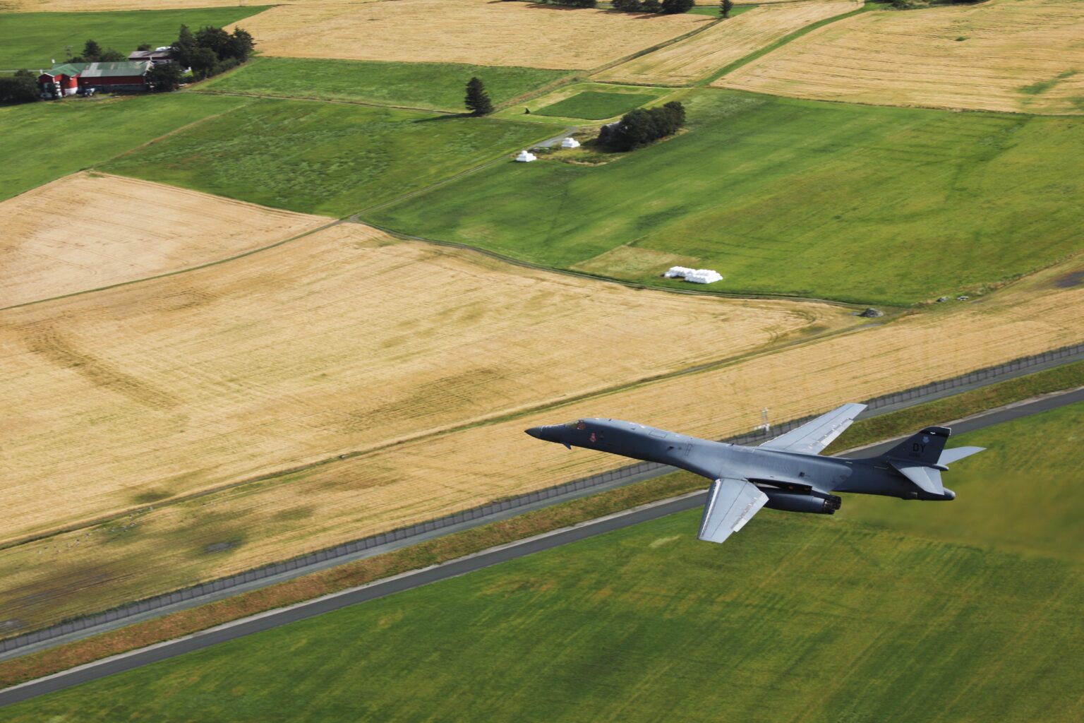 2025年8月21日、ノルウェーのØrlandAir Baseにある爆撃機タスクフォースヨーロッパミッションを支援するB-1B Lancer Strategic Bomberが飛行します。