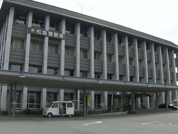 「大きな衝突音が…」男女3人が乗った乗用車が民家に突っ込む 後部座席にいた女性が死亡し男性2人もケガ 三重県松阪市
