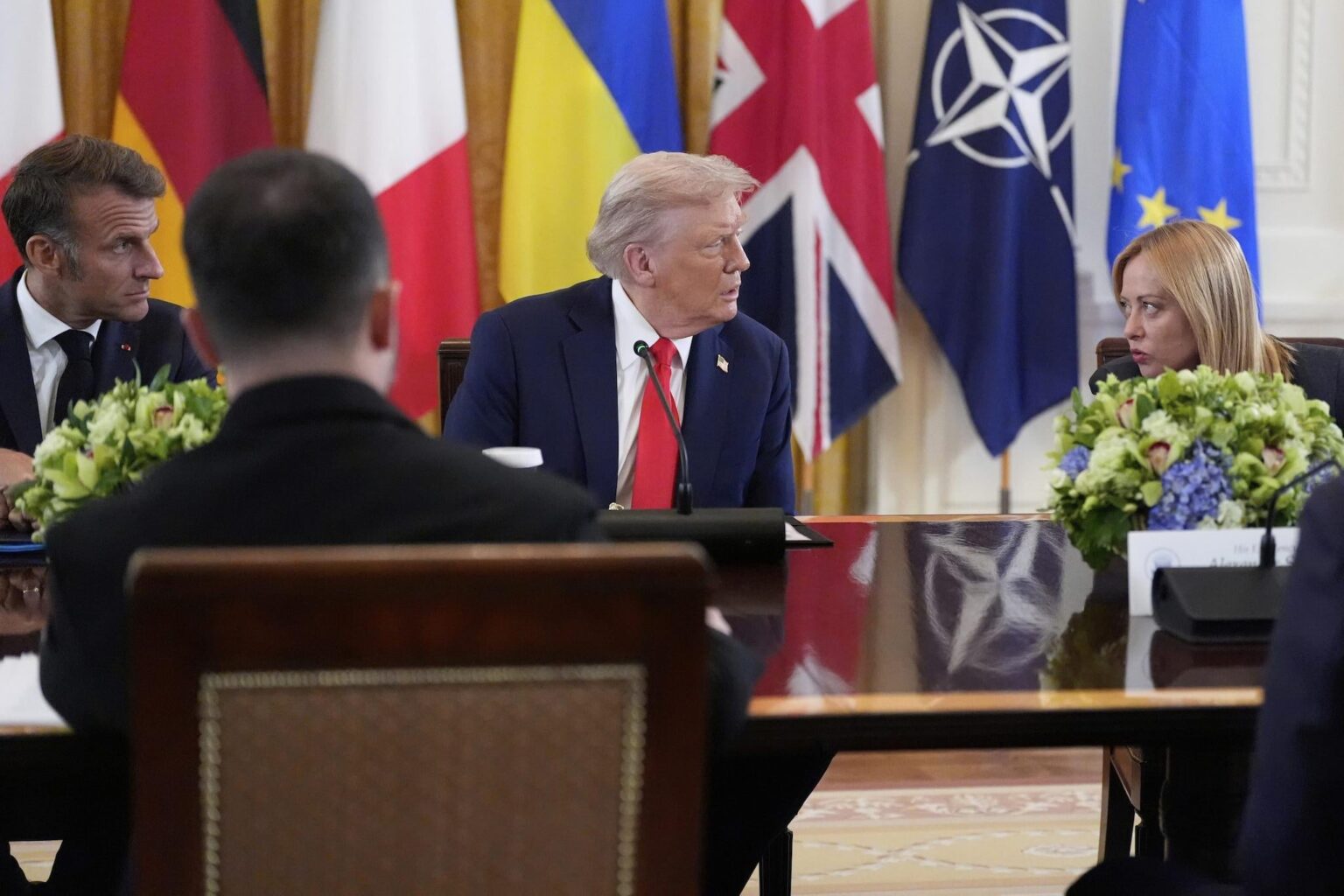 「私はイタリアのマスコミと話をしたくない」：メロニはジャーナリストの質問に対するアレルギーをトランプに告白します