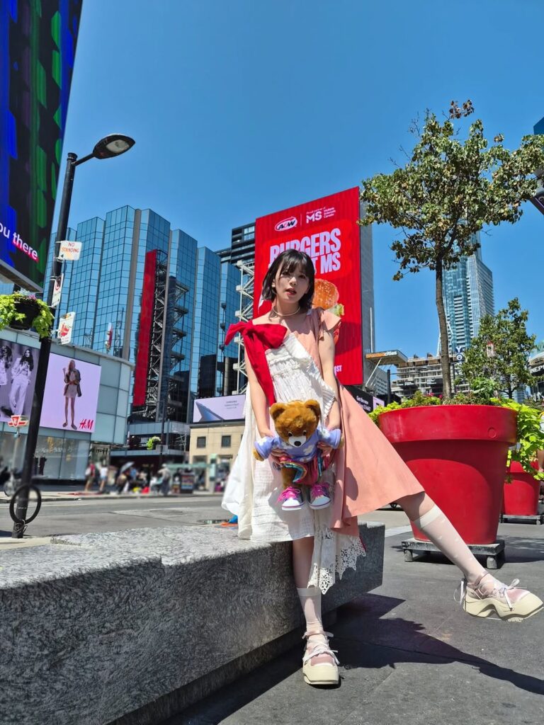 Machico、カナダで赤いリボンコーデ披露に「トロントの背景ともよく似合う」と反響 | 話題の投稿 | スポーツブル (スポブル)