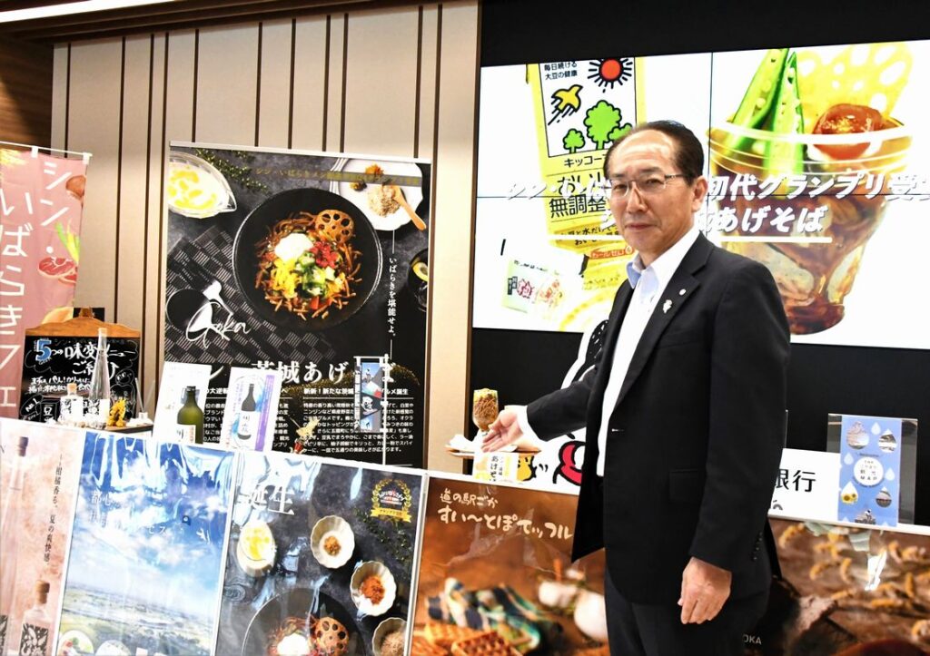 「シン・いばらきメシ総選挙2024」でグランプリを受賞した五霞町グルメ「シン・茨城あげそば」をPRする知久清志町長=さいたま市大宮区桜木町