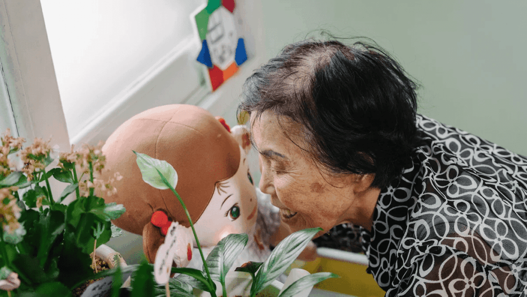 AI搭載のロボット人形が韓国で高齢者介護に役立っている - GIGAZINE