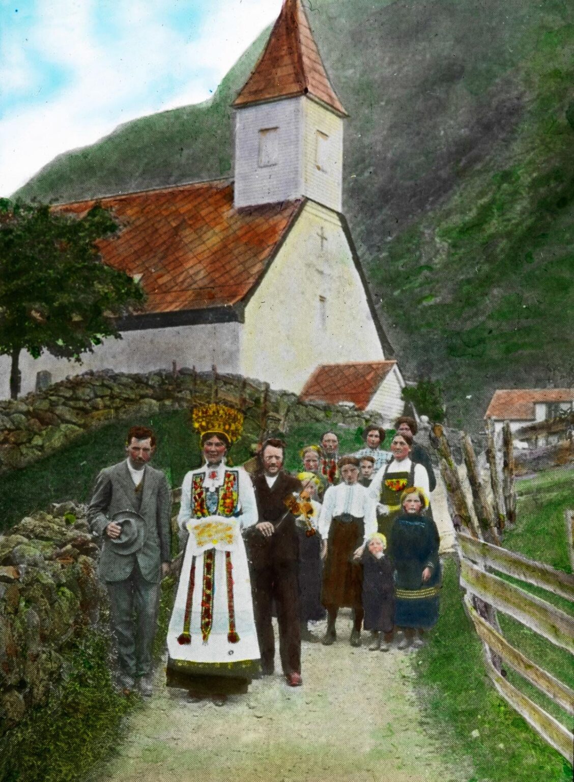 エイドフィヨルド教会での結婚式の行列。ノルウェー、1900年。手彩色。