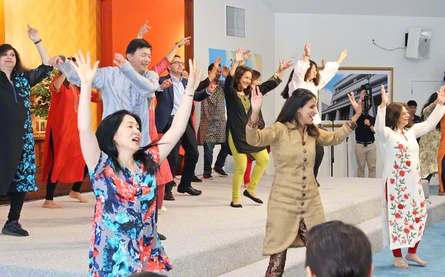 インドの古典的舞踊にヒップホップなどを取り入れた“ボリウッドダンス”。会場を盛り上げた（同）