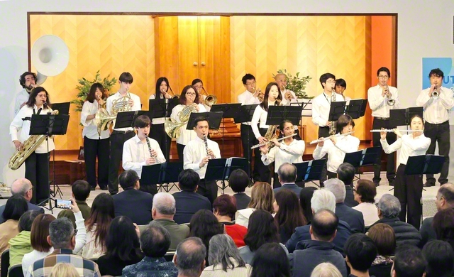 勇壮な調べを奏でた吹奏楽団「ビクトリアス・マーチ」（同）