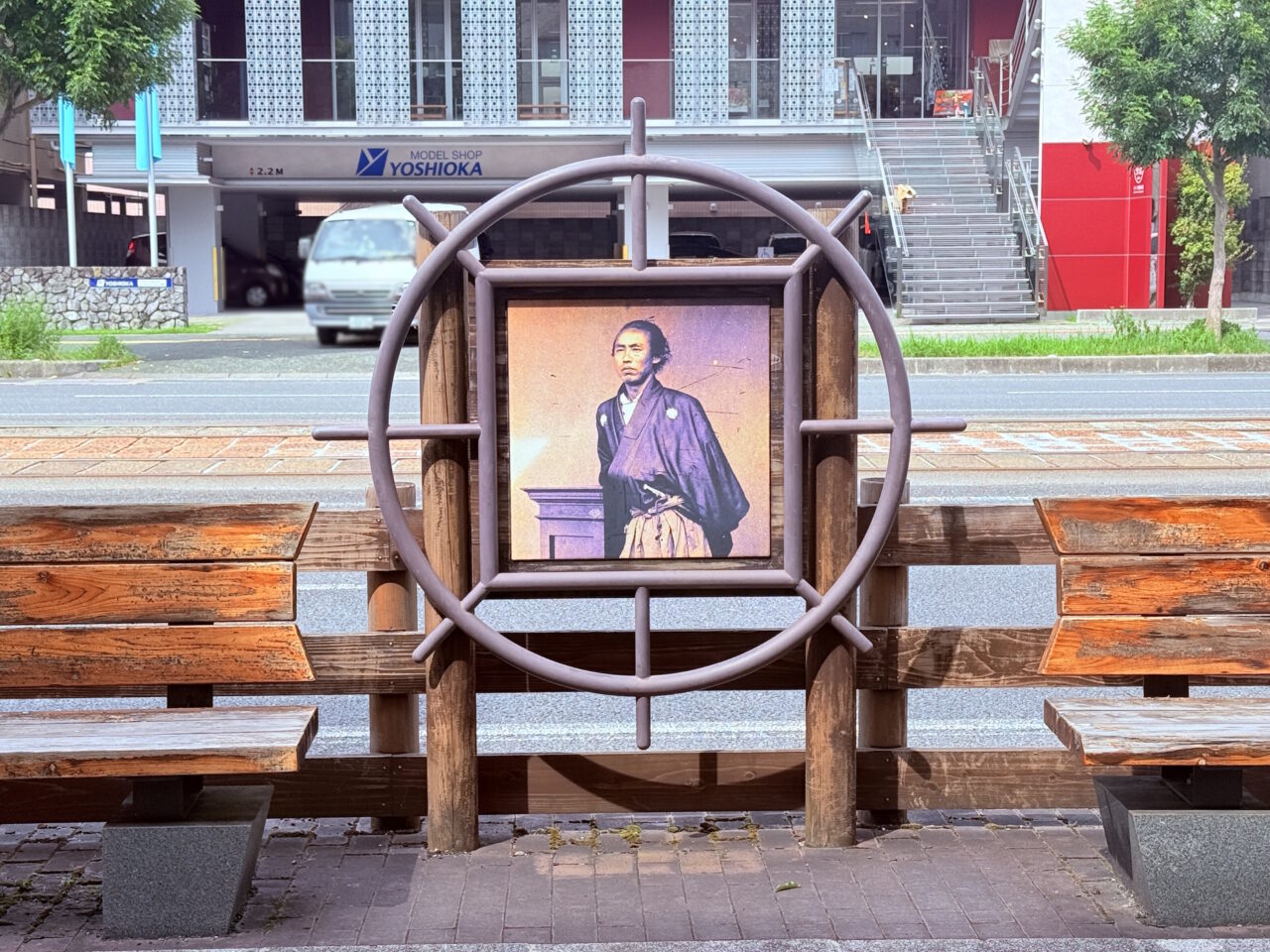 高知市上町にある坂本龍馬生誕の石碑bの周辺の様子